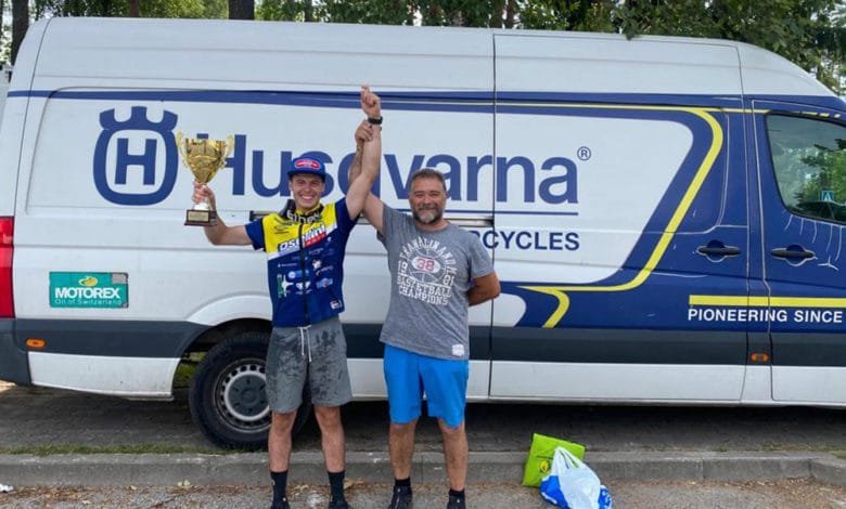 Il Team Osellini Husqvarna Motorcycles trionfa come Campione Europeo Enduro con Riccardo Fabris in una gara dominata da un'incredibile serie di cinque vittorie 1 IL TEAM OSELLINI HUSQVARNA MOTORCYCLES CAMPIONE EUROPEO ENDURO CON RICCARDO FABRIS IN UNA GARA CARATTERIZZATA DA UNA FANTASTICA CINQUINA DI VITTORIE