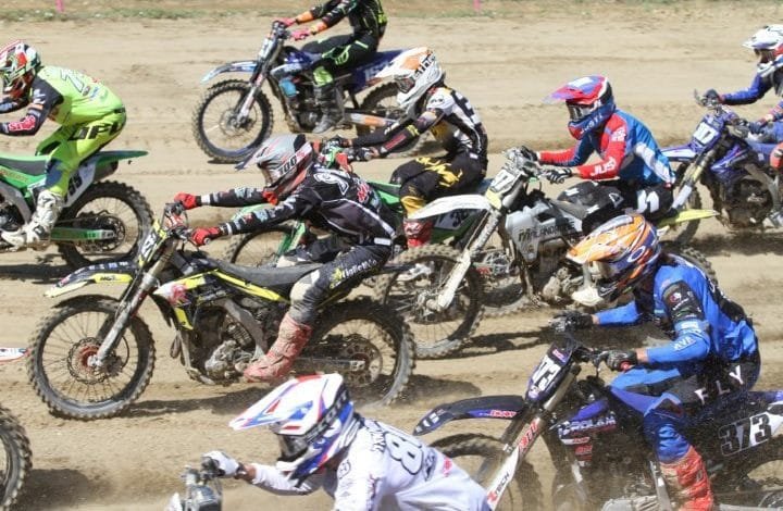 Il famoso spettacolo a Santa Barbara sfida il gran caldo e 170 piloti si contendono i punti per il campionato di motocross. 1 Lo spettacolo al Santa Barbara è più forte del gran caldo e in 170 si giocano i punti per il campionato motocross