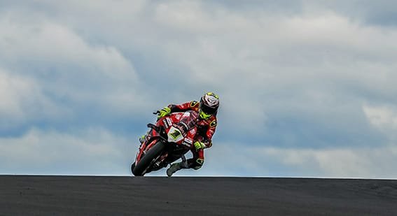 SBK 2023 Gran Bretagna, il colpo di coda di Bautista durante le FP3 1 SBK 2023 Gran Bretagna, nelle FP3 la zampata di Bautista
