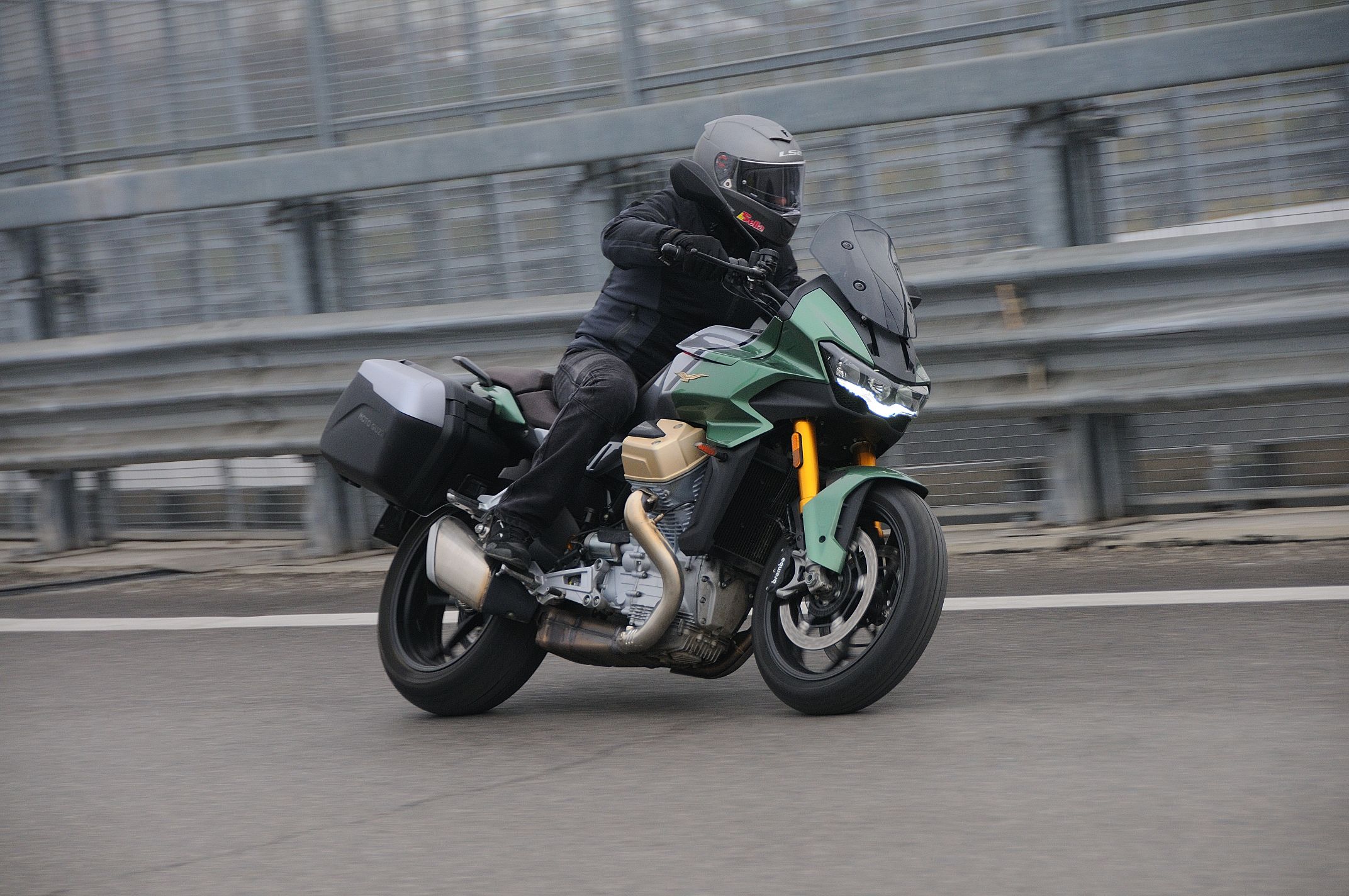 Moto Guzzi V100 Mandello S 2022