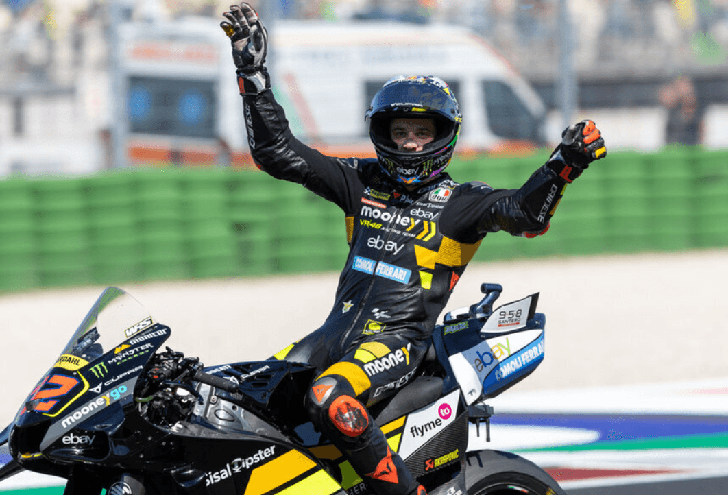 Promossi e bocciati nella MotoGP: Semplicemente Bez incanta. Bagnaia, anche i campioni commettono errori. 1 Promossi&Bocciati MotoGP: Simply The Bez incanta. Bagnaia, anche i campioni sbagliano