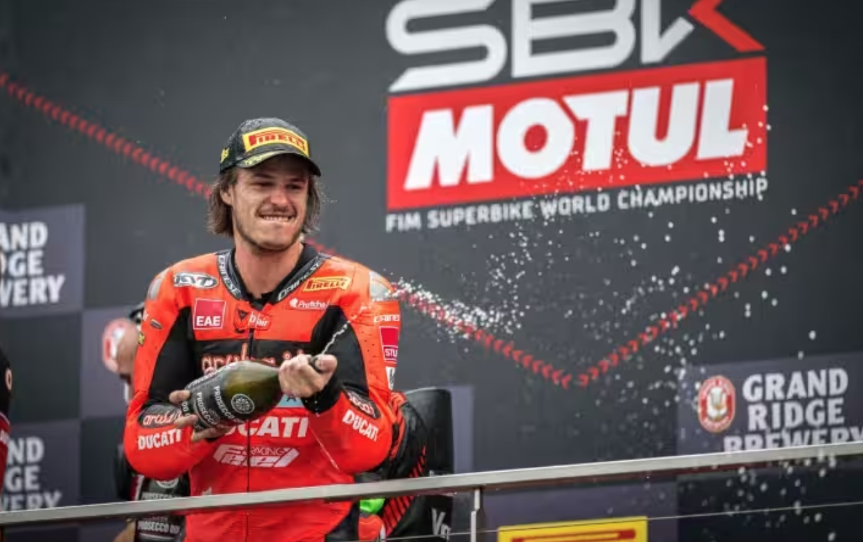 SBK, Bulega firma con Ducati Aruba: "È un sogno che si avvera"