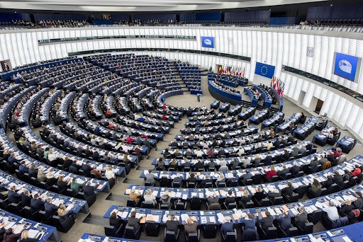 Parlamento EU, ridurre i limiti di velocità per le moto e alzare l'età per le patenti