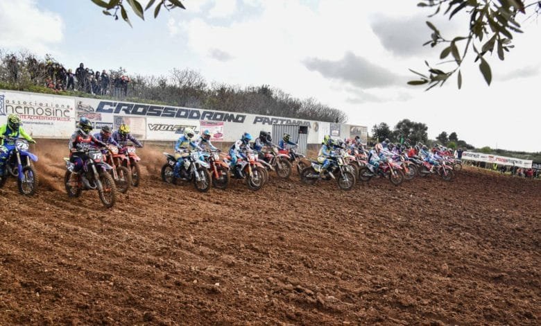 Inizia il Campionato Italiano Motocross Junior: sfida nord-ovest vs nord-est 1 Campionato Italiano Motocross Junior. Al via la stagione per i piloti delle zone nord-ovest e nord-est