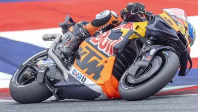 Crisi KTM | Analisi della crisi di Stefan Pierer Ti sei mai chiesto cosa succede quando un colosso delle due ruote come KTM affronta una tempesta finanziaria? Come può una delle aziende più iconiche nel mondo delle motociclette superare una crisi così devastante e pianificare un futuro di successo? Iniziamo con una breve panoramica: KTM AG, un nome sinonimo di avventura e prestazione, ha recentemente annunciato l’ingresso in un processo di auto-amministrazione. Questo non è un segno di resa, ma una strategica manovra di salvataggio per rimettere in carreggiata la propria stabilità finanziaria e operativa. I Motivi Dietro la Scelta. L’azienda ha visto una marcata discrepanza tra le scorte accumulatesi e la domanda di mercato effettiva, frutto di un’economia globale in costante cambiamento. Questa disconnessione ha spinto KTM a una decisione drastica: entrare in auto-amministrazione per ridurre gradualmente queste scorte e ripristinare l’equilibrio della produzione. Il Processo di Auto-Amministrazione. Durante questo periodo cruciale, KTM opera sotto la vigilanza del tribunale, mantenendo il controllo completo delle operazioni. L’obiettivo? Negoziazione di un piano di riorganizzazione del debito con i creditori, continuando a servire i clienti senza interruzioni. Questo è essenziale per garantire che le filiali di vendita rimangano operative e che il servizio al cliente non subisca battute d’arresto. Crisi KTM | Analisi della crisi di Stefan Pierer I Motivi Dietro la Scelta. Il Processo di Auto-Amministrazione. Impatti e Prospettive Future Video Impatti e Prospettive Future La riorganizzazione non è priva di sacrifici. Siti operativi in Austria vedranno una significativa riduzione del personale e altre misure di riduzione dei costi, come la svalutazione di alcuni asset. Nonostante le sfide, il management di KTM è risoluto nel mantenere l’integrità operativa e nell’aspirare a ritornare alla piena capacità produttiva. Il traguardo finale? Rendere KTM un’azienda più snella, agile e perfettamente attrezzata per navigare le mutevoli correnti del mercato mondiale, garantendo la sua competitività e il successo a lungo termine. Gottfried Neumeister, co-CEO di KTM, enfatizza l’importanza dell’entusiasmo e della passione dei dipendenti, considerati i veri motori di questa trasformazione, pronti a guidare KTM verso nuovi orizzonti di prosperità. In questo contesto di rinnovamento e speranza, il nostro racconto si chiude qui, ma il viaggio di KTM è solo all’inizio. Grazie per aver seguito la nostra analisi e, fino alla prossima volta, continua a seguire per scoprire come evolverà questa avvincente storia di resilienza e innovazione. video https://youtu.be/_KABj_v7xPg Creato il: 03/12/2024 14:18:56 Crisi KTM | Analisi della crisi di Stefan Pierer