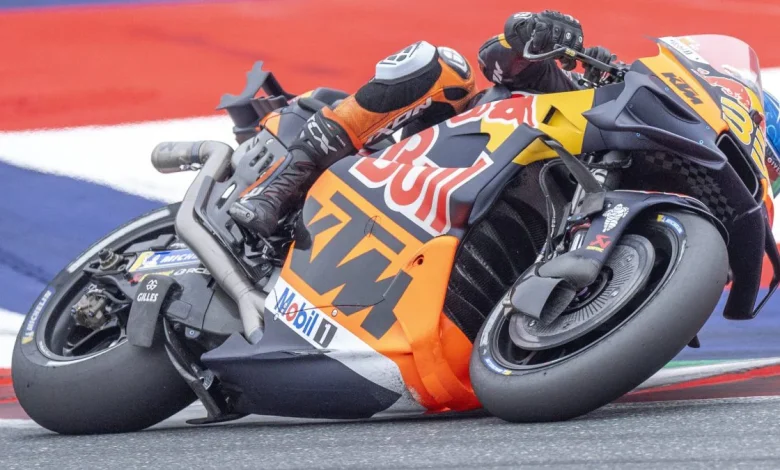 Crisi KTM | Analisi della crisi di Stefan Pierer 1 Crisi KTM | Analisi della crisi di Stefan Pierer Ti sei mai chiesto cosa succede quando un colosso delle due ruote come KTM affronta una tempesta finanziaria? Come può una delle aziende più iconiche nel mondo delle motociclette superare una crisi così devastante e pianificare un futuro di successo? Iniziamo con una breve panoramica: KTM AG, un nome sinonimo di avventura e prestazione, ha recentemente annunciato l’ingresso in un processo di auto-amministrazione. Questo non è un segno di resa, ma una strategica manovra di salvataggio per rimettere in carreggiata la propria stabilità finanziaria e operativa. I Motivi Dietro la Scelta. L’azienda ha visto una marcata discrepanza tra le scorte accumulatesi e la domanda di mercato effettiva, frutto di un’economia globale in costante cambiamento. Questa disconnessione ha spinto KTM a una decisione drastica: entrare in auto-amministrazione per ridurre gradualmente queste scorte e ripristinare l’equilibrio della produzione. Il Processo di Auto-Amministrazione. Durante questo periodo cruciale, KTM opera sotto la vigilanza del tribunale, mantenendo il controllo completo delle operazioni. L’obiettivo? Negoziazione di un piano di riorganizzazione del debito con i creditori, continuando a servire i clienti senza interruzioni. Questo è essenziale per garantire che le filiali di vendita rimangano operative e che il servizio al cliente non subisca battute d’arresto. Crisi KTM | Analisi della crisi di Stefan Pierer I Motivi Dietro la Scelta. Il Processo di Auto-Amministrazione. Impatti e Prospettive Future Video Impatti e Prospettive Future La riorganizzazione non è priva di sacrifici. Siti operativi in Austria vedranno una significativa riduzione del personale e altre misure di riduzione dei costi, come la svalutazione di alcuni asset. Nonostante le sfide, il management di KTM è risoluto nel mantenere l’integrità operativa e nell’aspirare a ritornare alla piena capacità produttiva. Il traguardo finale? Rendere KTM un’azienda più snella, agile e perfettamente attrezzata per navigare le mutevoli correnti del mercato mondiale, garantendo la sua competitività e il successo a lungo termine. Gottfried Neumeister, co-CEO di KTM, enfatizza l’importanza dell’entusiasmo e della passione dei dipendenti, considerati i veri motori di questa trasformazione, pronti a guidare KTM verso nuovi orizzonti di prosperità. In questo contesto di rinnovamento e speranza, il nostro racconto si chiude qui, ma il viaggio di KTM è solo all’inizio. Grazie per aver seguito la nostra analisi e, fino alla prossima volta, continua a seguire per scoprire come evolverà questa avvincente storia di resilienza e innovazione. video https://youtu.be/_KABj_v7xPg Creato il: 03/12/2024 14:18:56 Crisi KTM | Analisi della crisi di Stefan Pierer